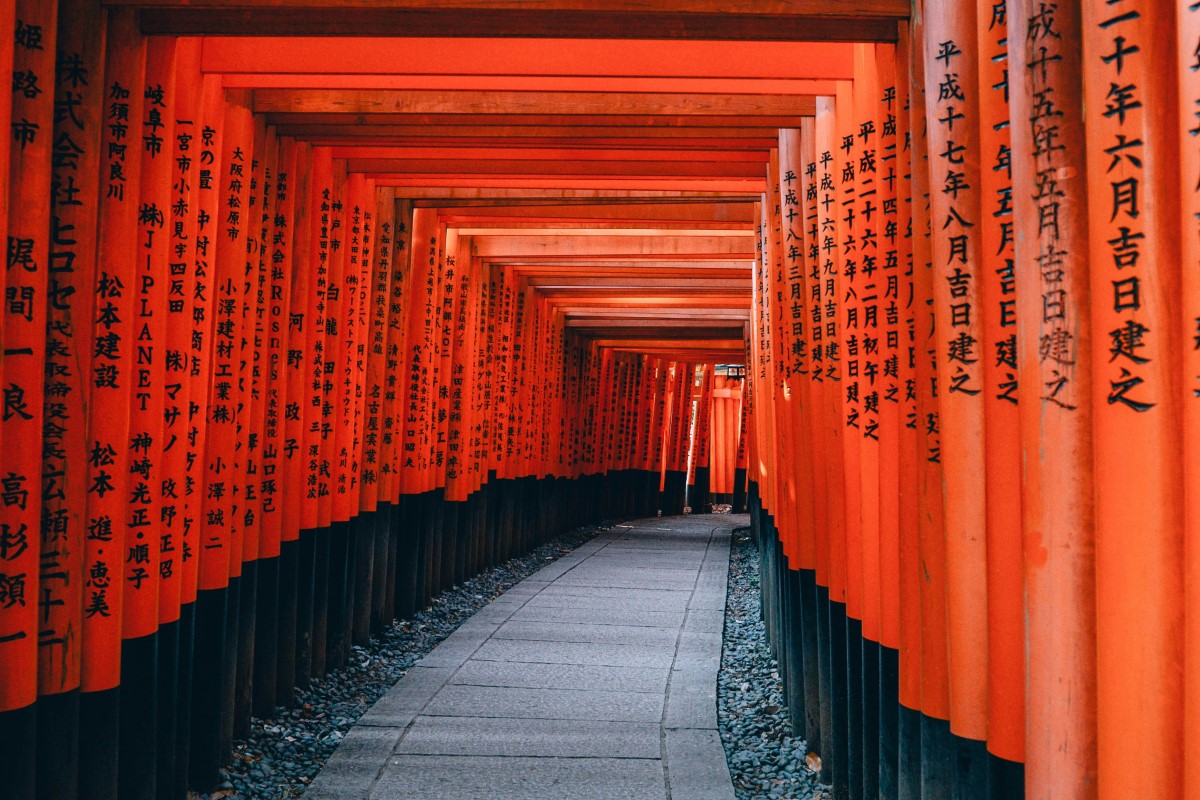 Dãy cổng Torri đỏ rực