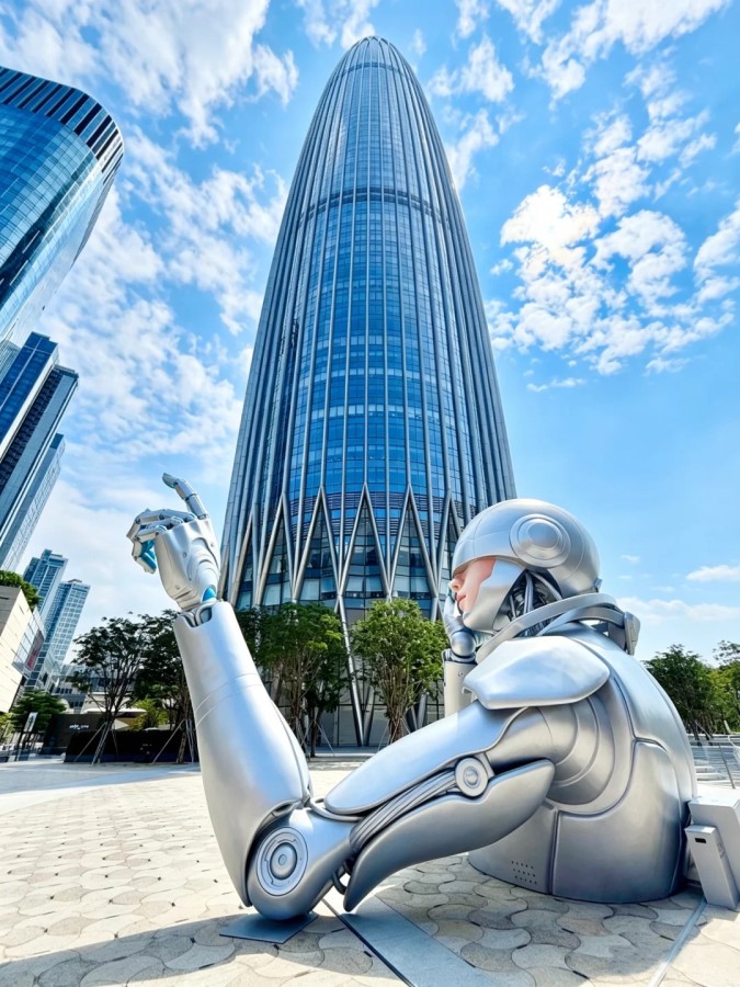 Robot bạc giữa những tòa nhà tương lai Thâm Quyến