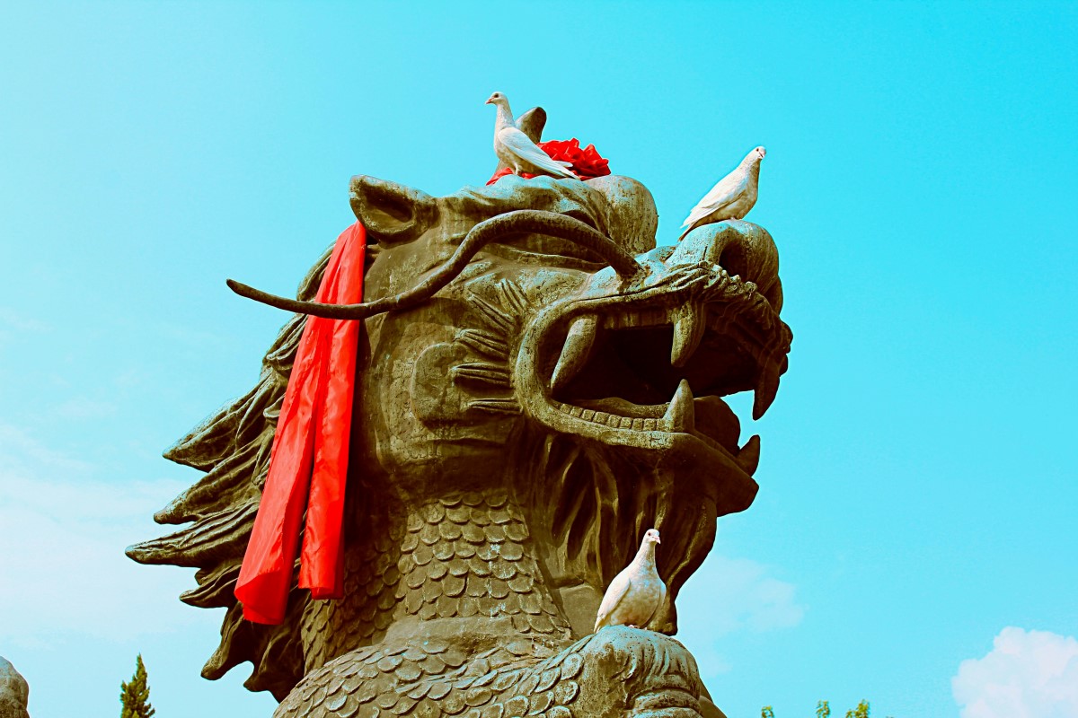 Đầu rồng uy nghi giữa nền trời xanh trong