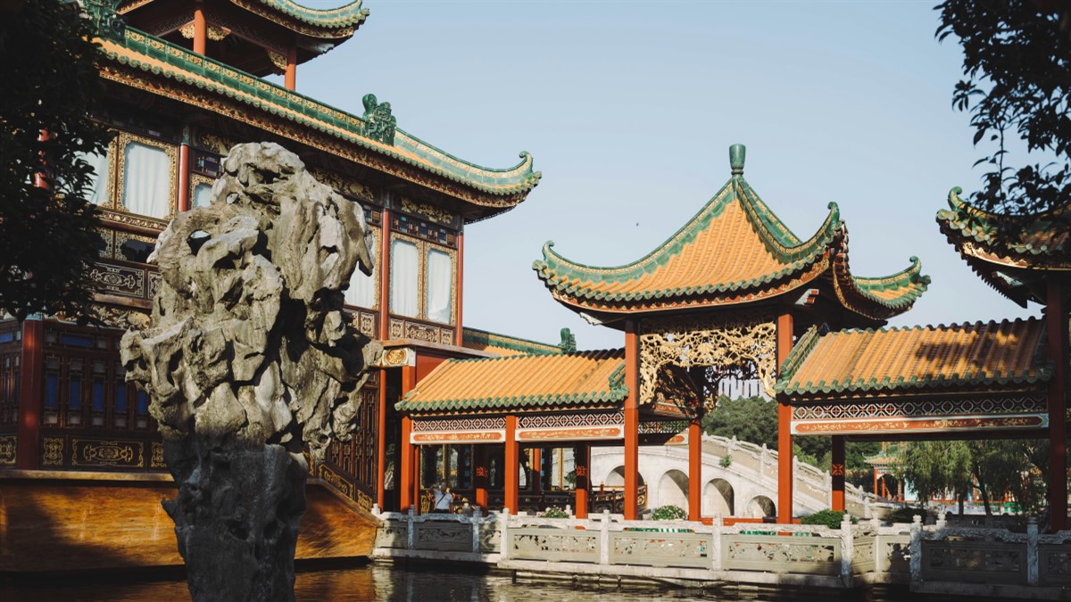 Nét kiến trúc Trung Hoa cổ kính bên hồ nước