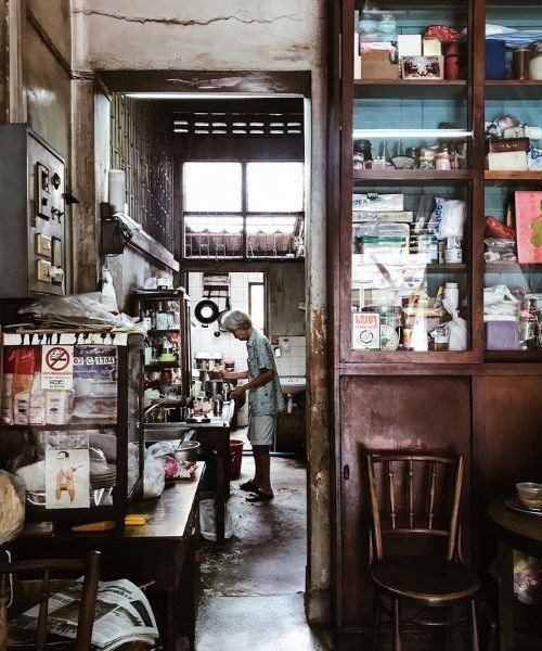 Những quán café mang dáng vẻ cũ kỹ có ảnh hưởng từ phong cách của khu China Town Thái Lan