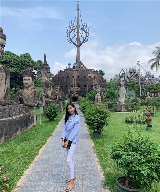 Đứng hình ở Buddha Park – Vườn Tượng Phật Lào có hơn 200 bức tượng Phật lớn nhỏ
