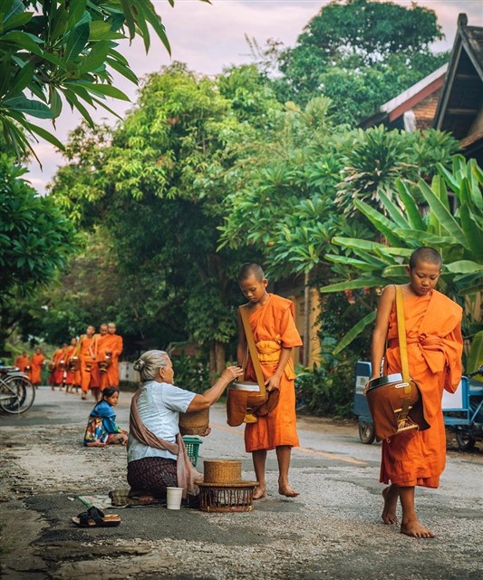Lễ khất thực - Tak Bat nét đẹp văn hóa không thể thiếu vào mỗi buổi sáng ở Lào