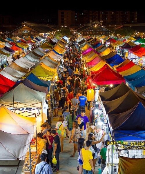 Khám phá Rod Fai Market, tham gia vào khu chợ đầy màu sắc ở Bangkok