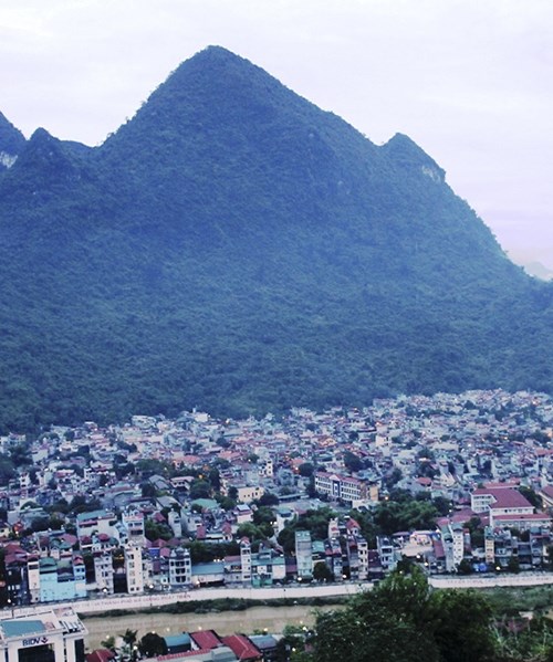 Du lịch núi Cấm Sơn Hà Giang - kỳ quan giữa lòng thành phố vùng cao