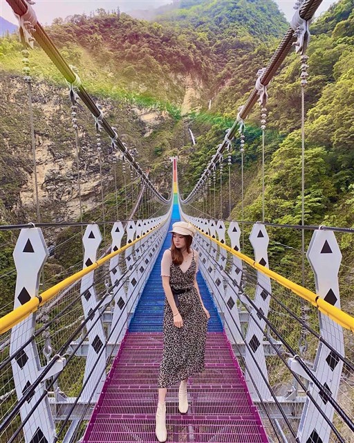 Khám phá cây cầu treo cầu vồng dài và cao nhất ở Đài Loan
