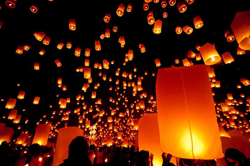 Hàng trăm chiếc đèn lồng rực rỡ được thả lên bầu trời Đài Loan trong cùng một khoảnh khắc