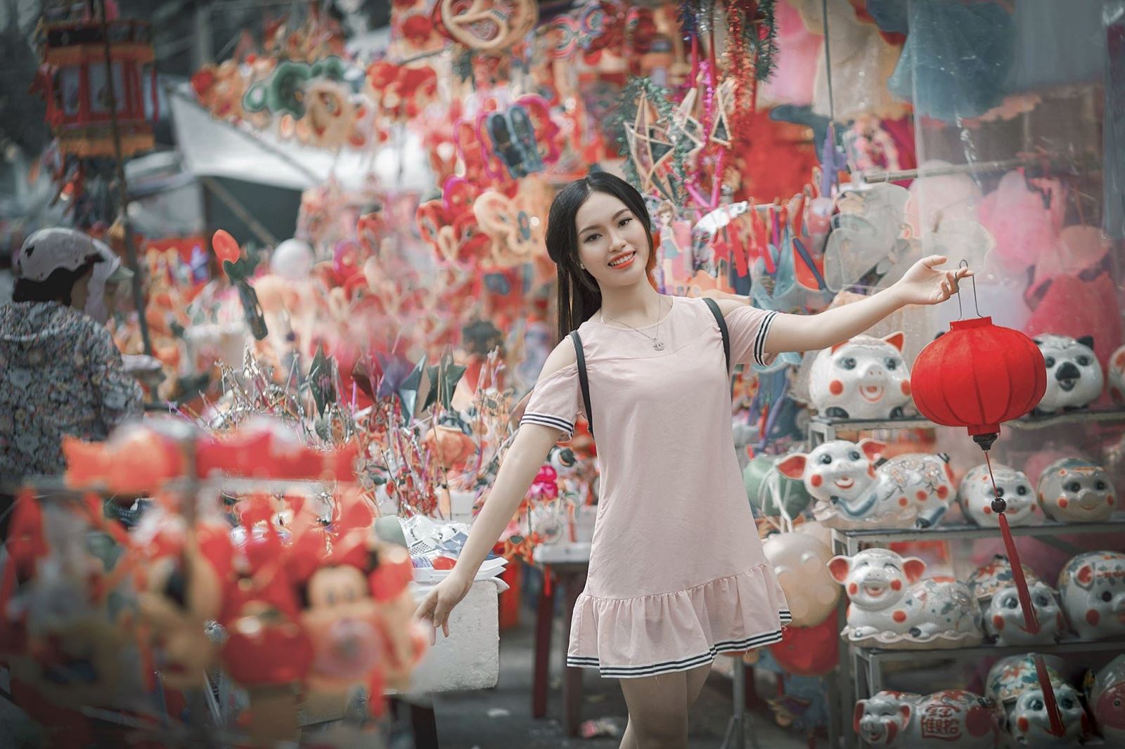 Đến phố Hàng Mã những ngày cận trung thu lúc nào cũng rộn rã tấp nập