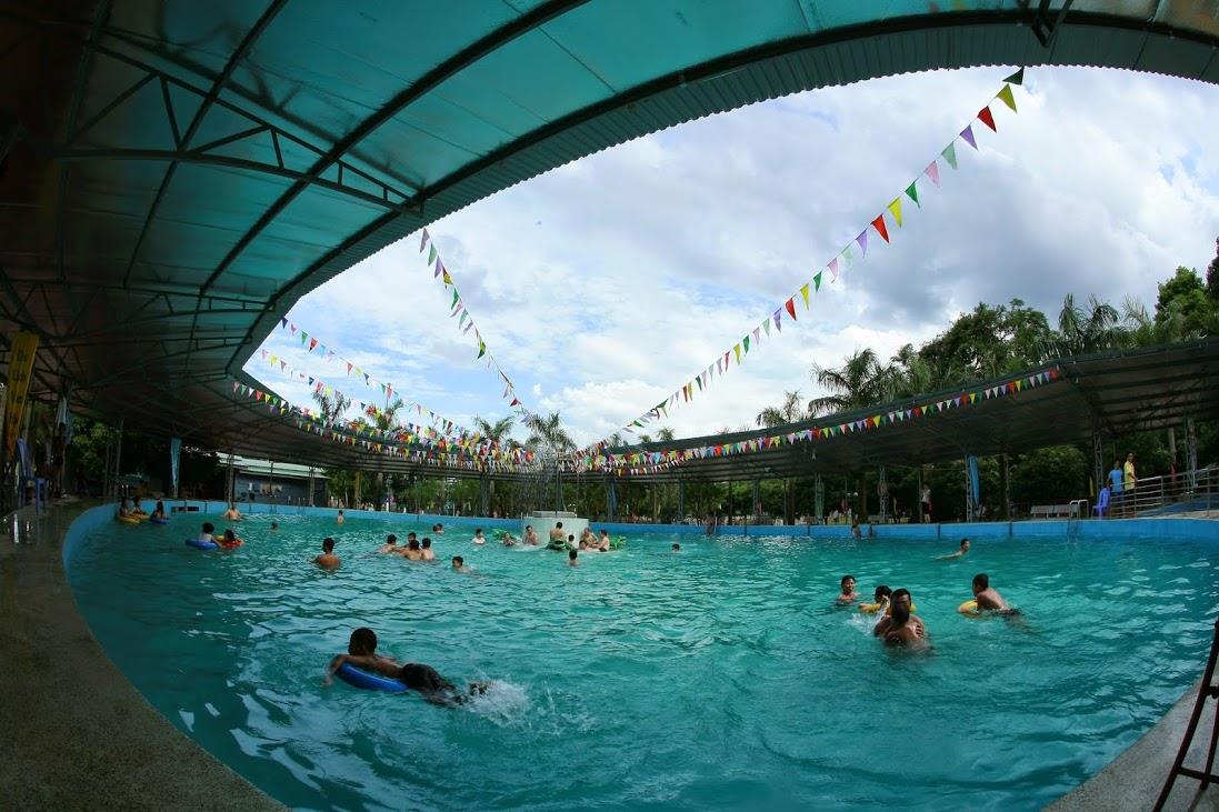 Bể bơi cực rộng ở Đầm Long