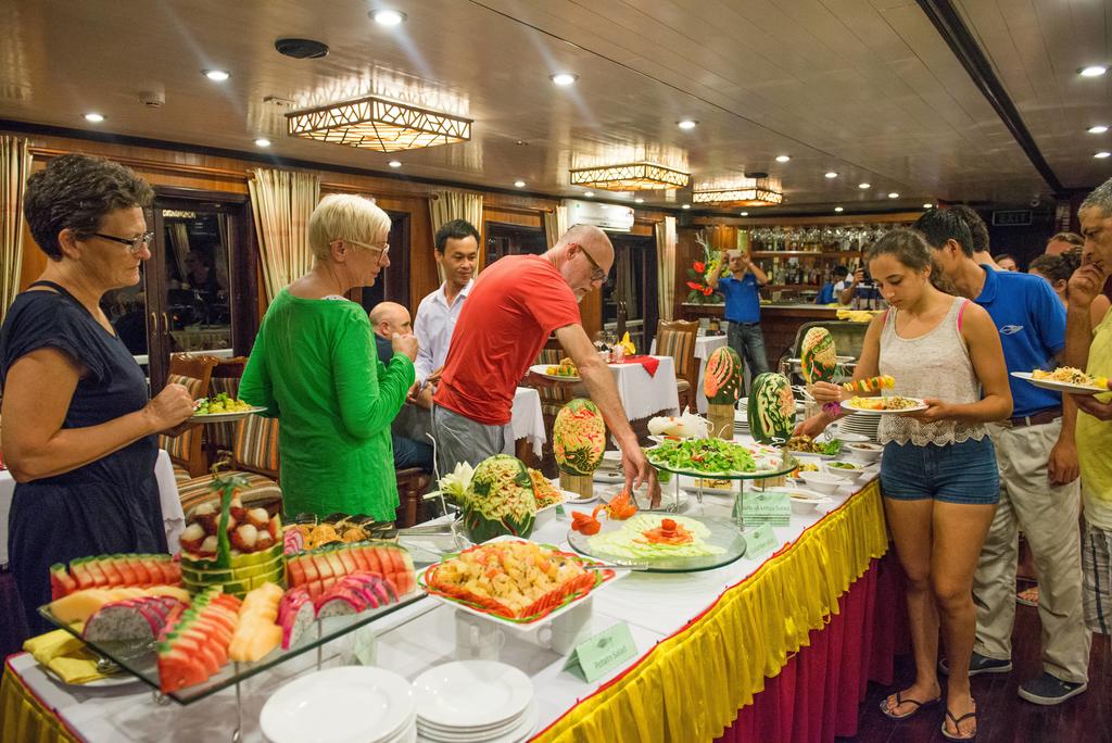 Thưởng thức bữa ăn tuyệt vời trên du thuyền Hạ Long