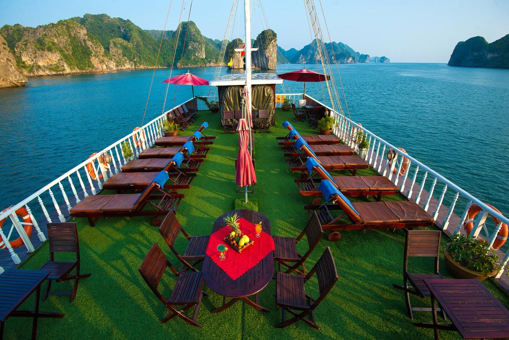 Ngắm cảnh trên du thuyền Hạ Long