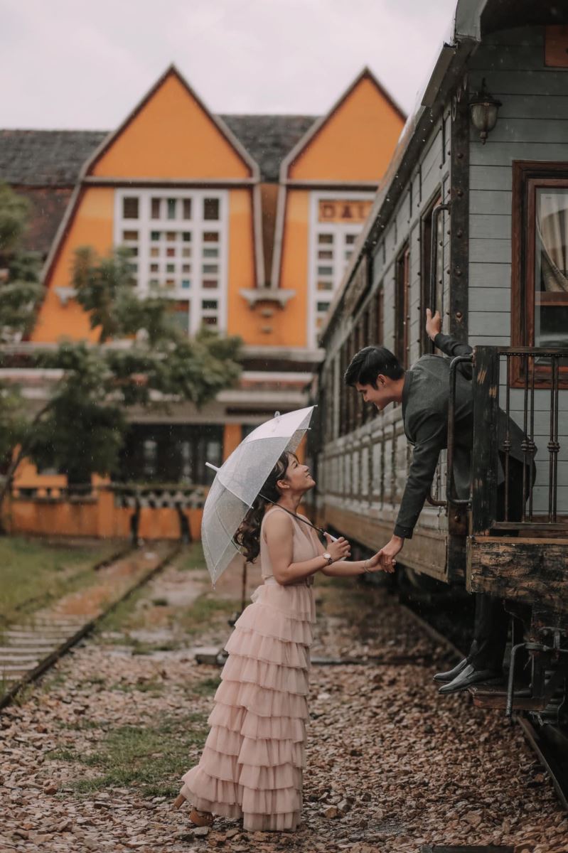 Ga tàu Đà Lạt là bối cảnh rất phù hợp cho những bức ảnh check in mang phong cách hoài cổ