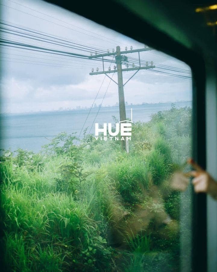 Chuyến tàu hỏa đi qua cung đường Huế - Đà Nẵng được mệnh danh là một trong những tuyến đường sắt đẹp nhất Việt Nam