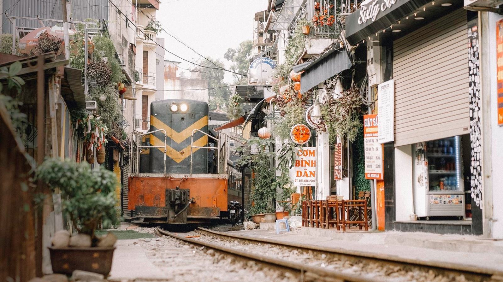 Chuyến tàu hỏa đi qua phố Phùng Hưng - Hà Nội