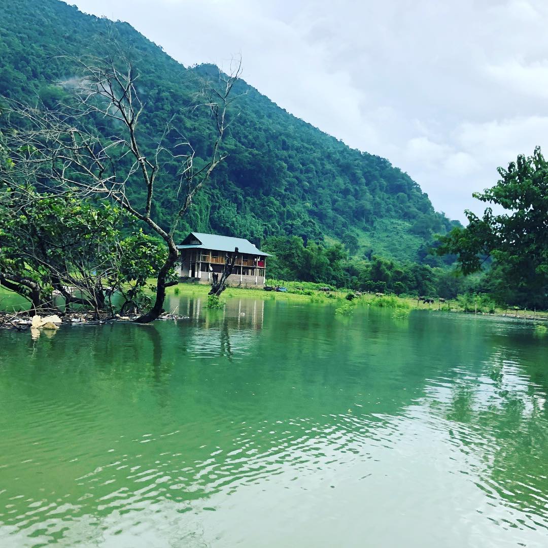 Hồ nằm ở độ cao 150m thuộc vườn quốc gia Ba Bể, Việt Nam