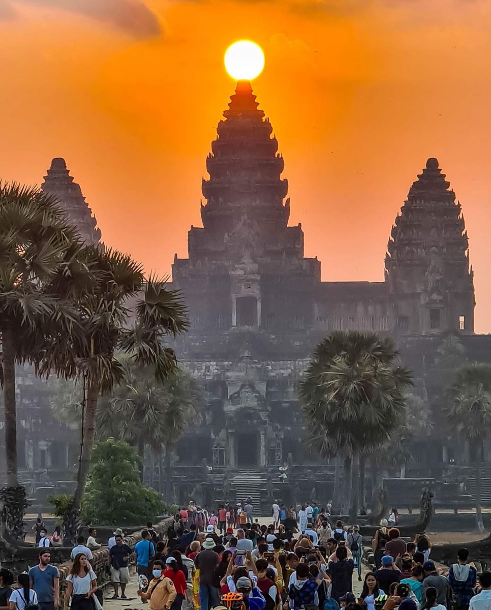 Một năm sẽ có hai lần mặt trời đi qua đỉnh của đền Angkor