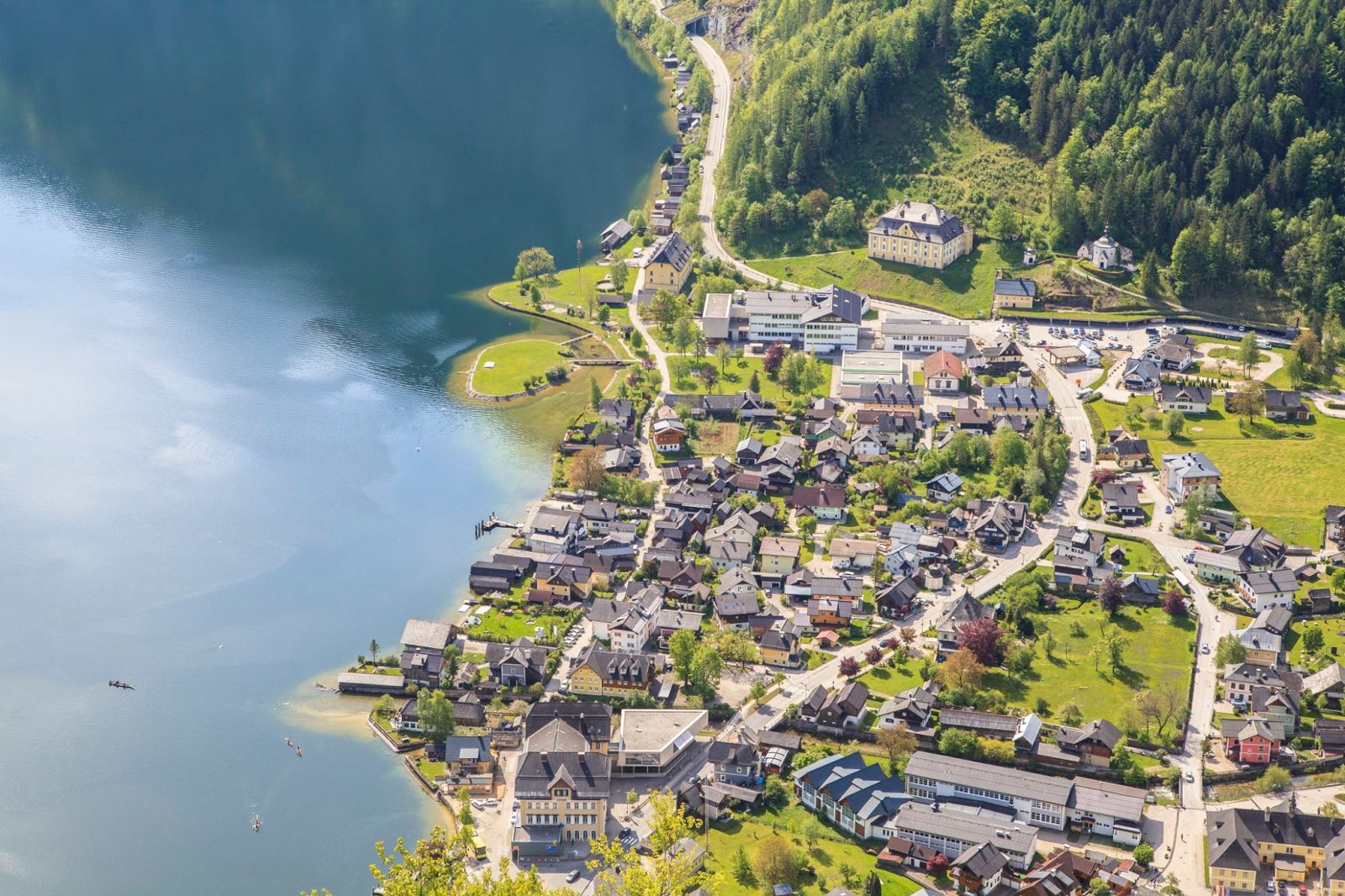 Hallstatt, ngôi làng ven hồ đẹp như tranh vẽ, trở nên quyến rũ hơn bao giờ hết khi mùa thu đến