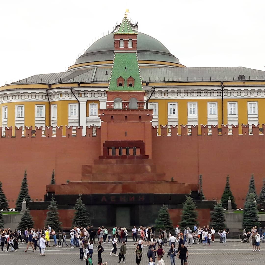 Lăng Lenin là điểm du lịch đón rất nhiều khách tới tham quan hàng ngày