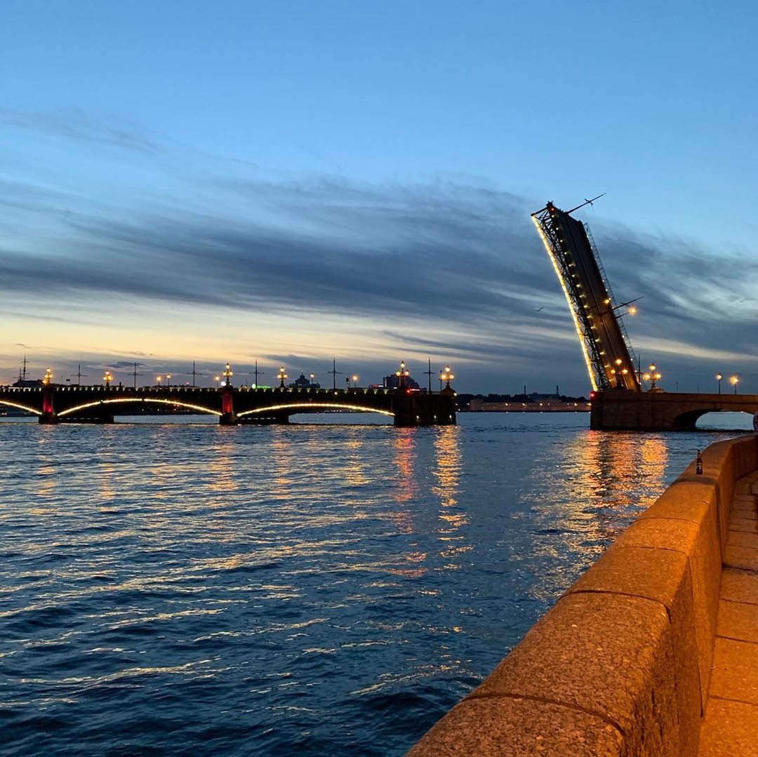 Cầu quay St Petersburgs sẽ mở và quay từ 1h25 - 5h sáng cho một số tàu lớn đi qua
