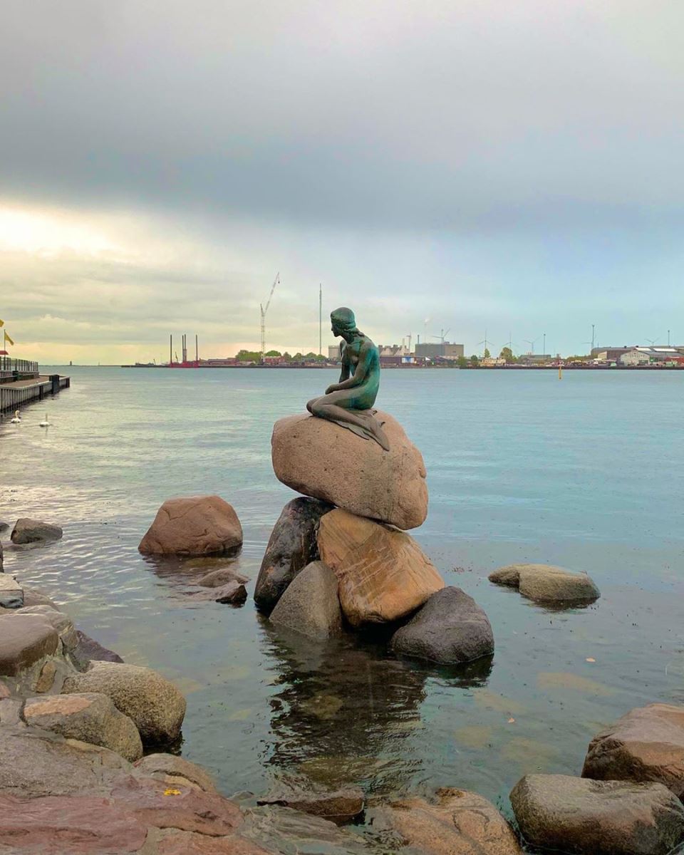 Tượng người cá nổi tiếng ở thủ đô Copenhagen, Đan Mạch
