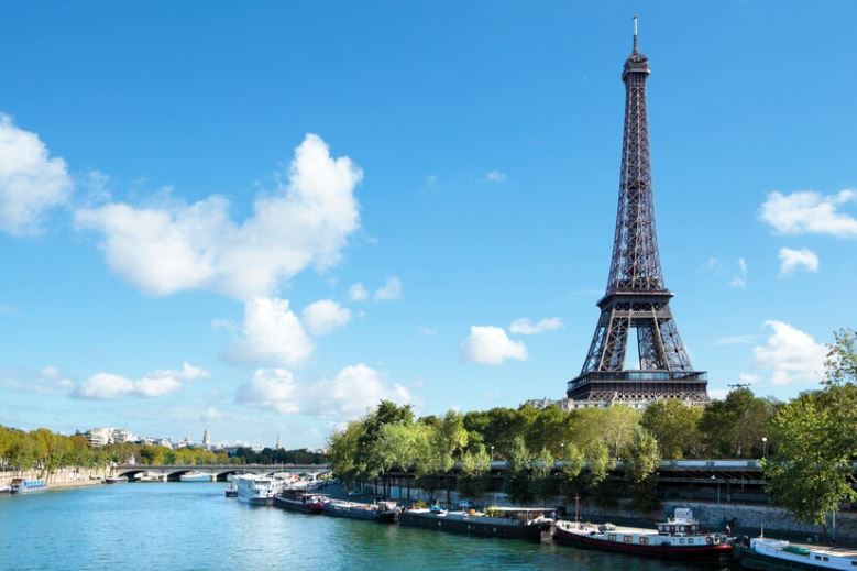Tháp Eiffel là điểm đến không thể bỏ qua khi đi du lịch Pháp