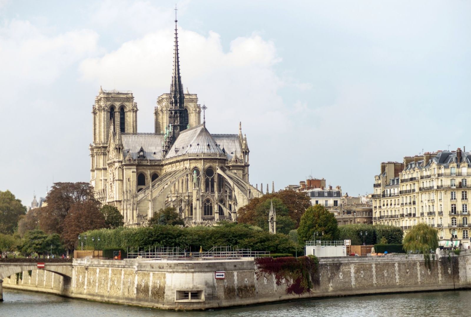 Kiến trúc Gothic của Nhà thờ Đức Bà Paris