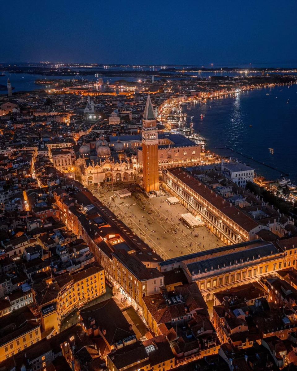 Bạn sẽ được chiêm ngưỡng Nhà thờ San Marco với những mái vòm lộng lẫy tại quảng trường San Marco 