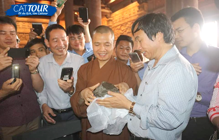 Thiên thạch mặt trăng chùa Tam Chúc Cattour