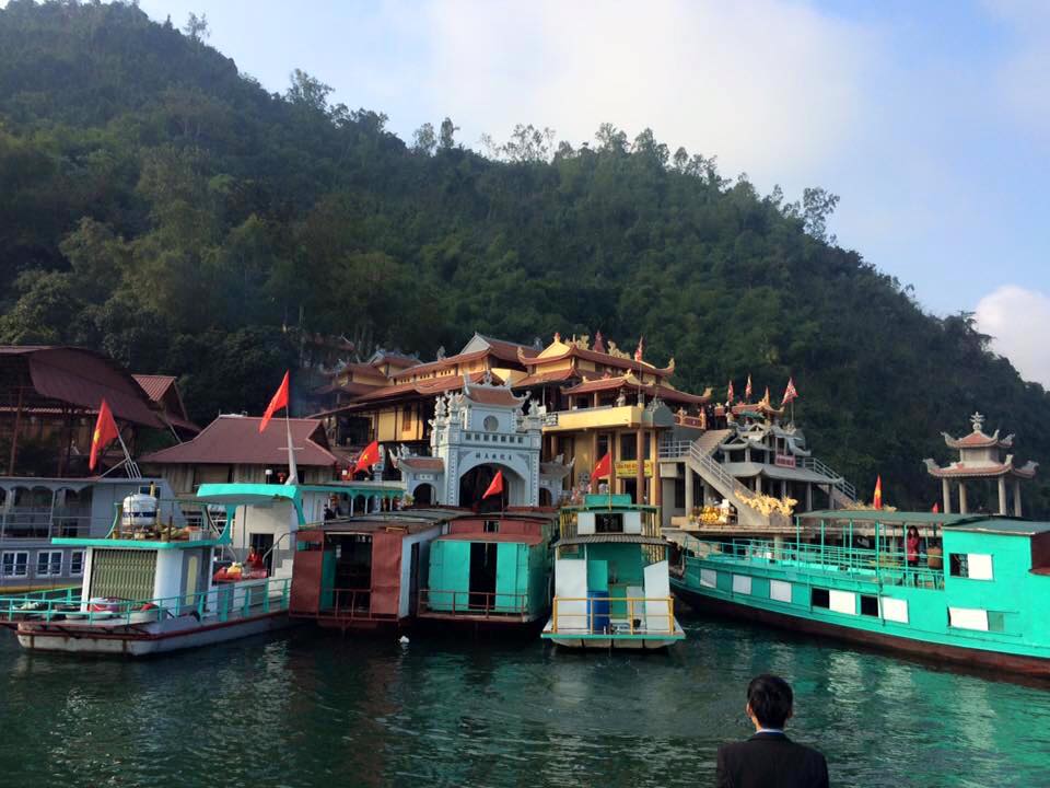 Sau khi đến sông Đà, du khách phải thuê tàu hoặc thuyền để đi ra đền Chúa Thác Bờ