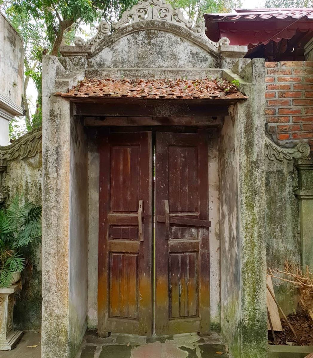 Cánh cửa bằng gỗ nhốm màu thời gian