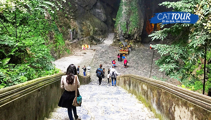 Thăm quan hệ thống hang động độc đáo tại Chùa Hương