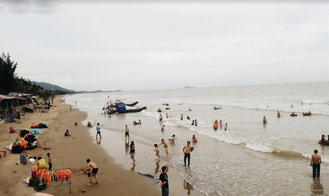 Biển Hải Tiến chỉ cách thành phố Hà Nội khoảng 160km và bãi biển Sầm Sơn khoảng 20km