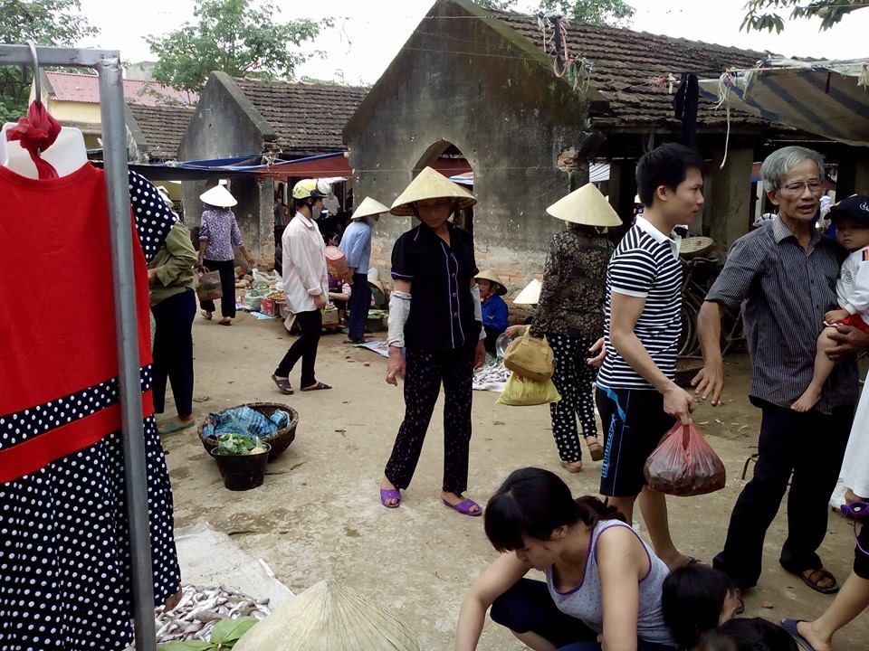 Chợ Hón ngay gần bãi biển Hải Tiến