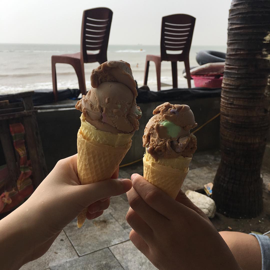 Ăn kem trên bãi biển Hải Tiến