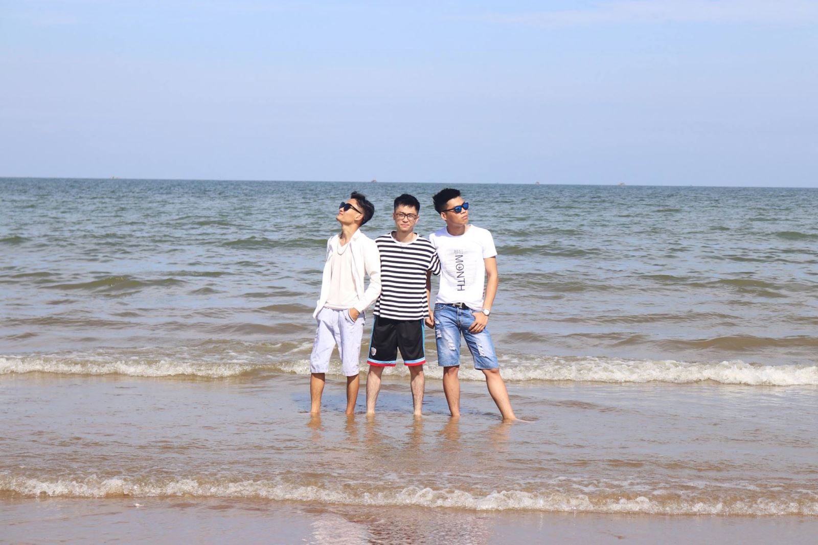Các thanh niên pose dáng ở biển Hải Tiến