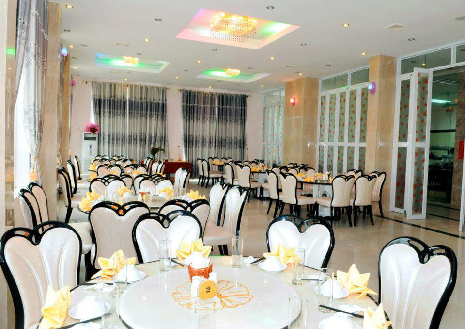 Nhà hàng đẹp và rộng rãi ở khách sạn Ánh Phương