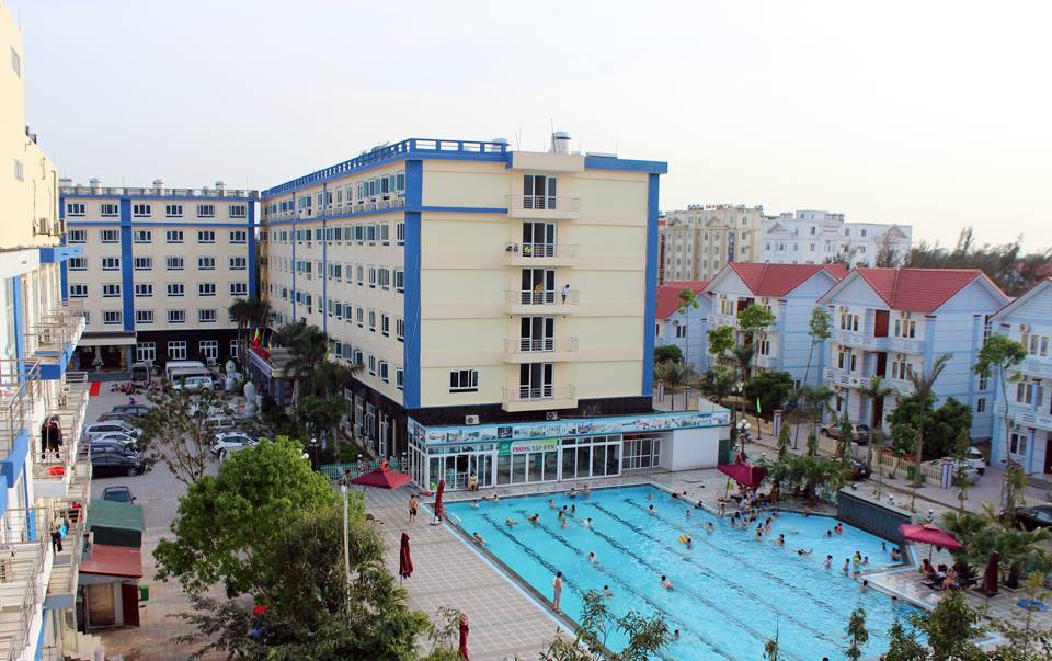 Toàn cảnh khu bể bơi và khách sạn Ánh Phương nhìn từ trên cao