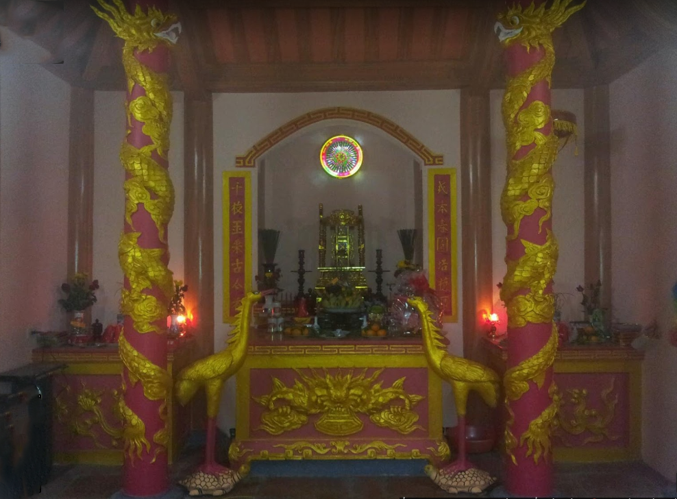 Vào thắp hương tại đền Lê Trung Giang