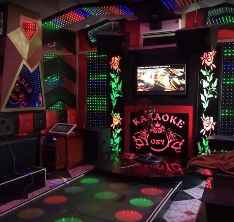 Phòng hát tại quán Karaoke Oxy, Hải Tiến