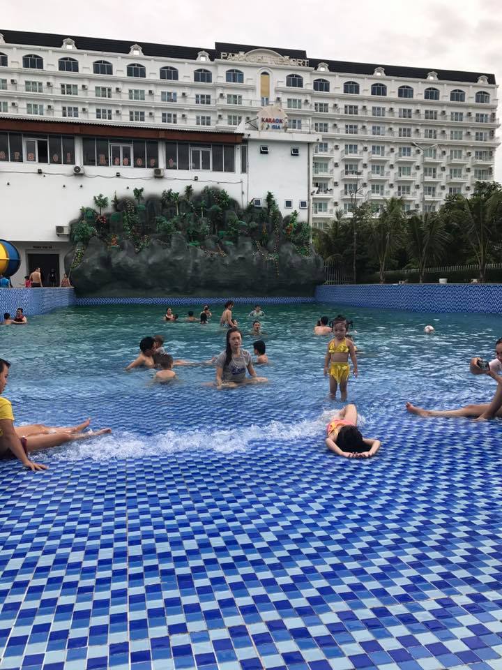 Bể bơi tại Paracel  Resort Hải Tiến