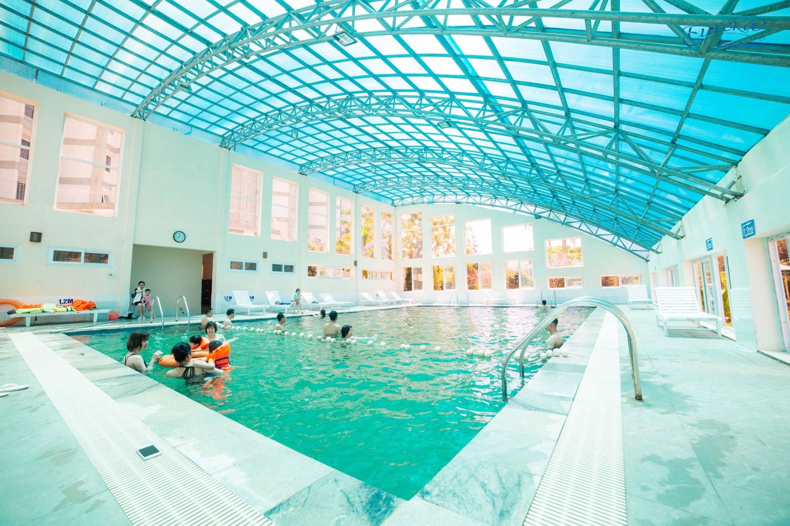 Bể bơi trong nhà tại Eureka Linh Trường Resort