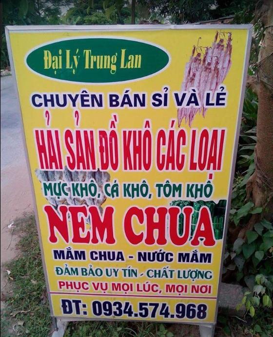 Biển hiệu cửa hàng nem chua Trung Lan
