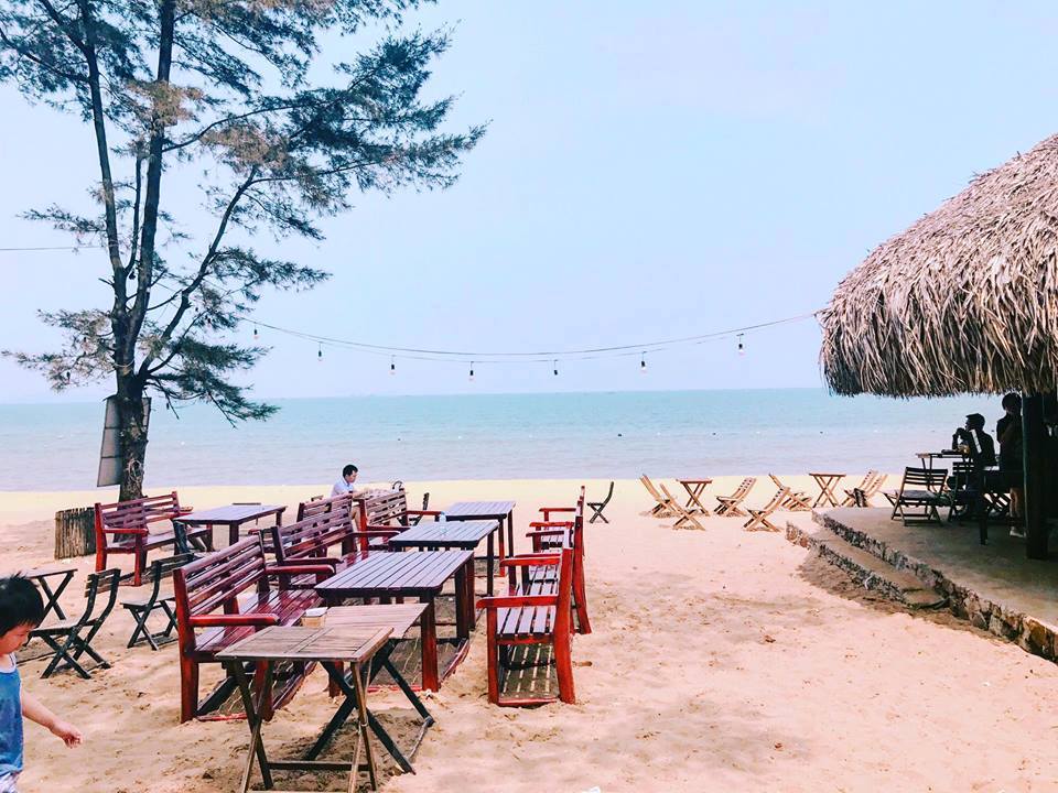 Từ khách sạn Hưng Sơn bạn cũng có thể nhìn thấy gần như toàn cảnh bãi biển Hải Hòa