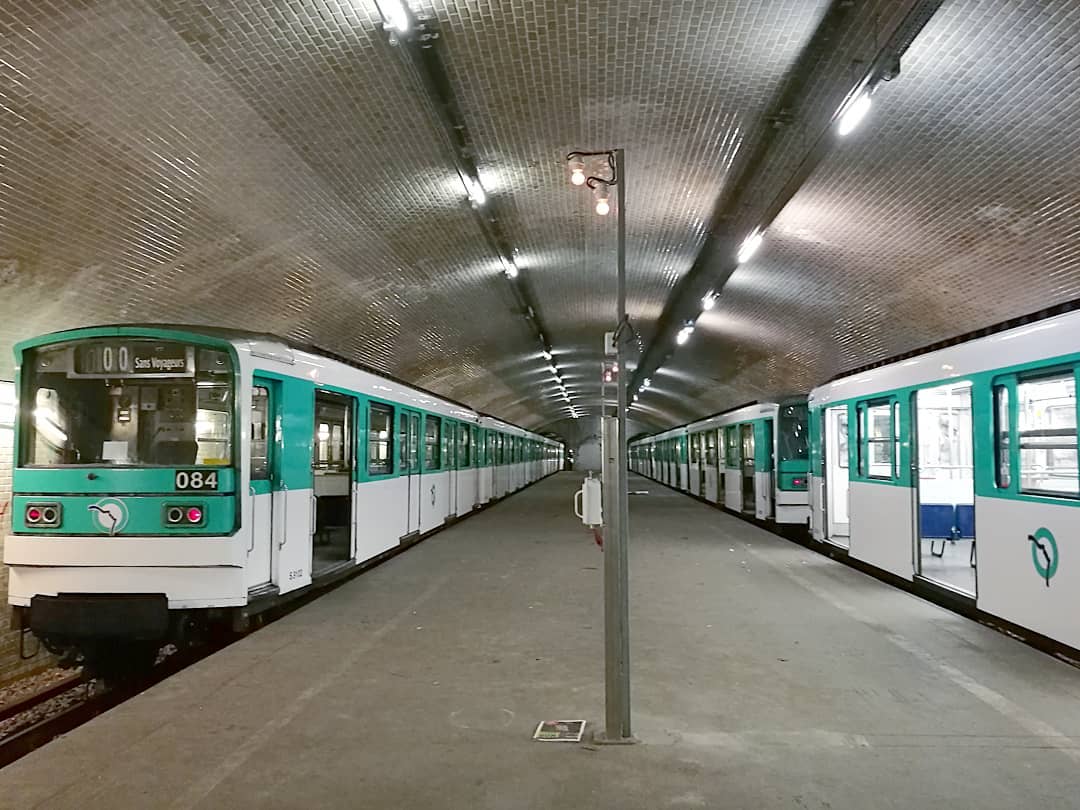 Tàu điện ngầm ở Paris