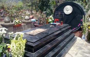 Thắp hương cho chị Sáu tại nghĩa trang Hàng Dương