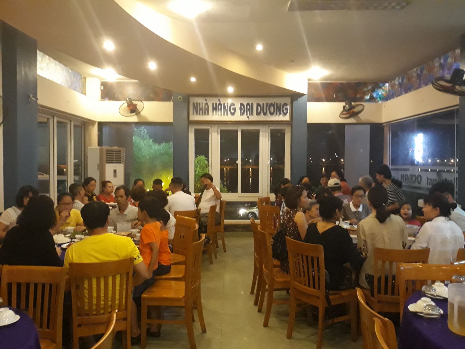 Khách hàng của Cattour đang thưởng thức bữa tối tại Quảng Bình