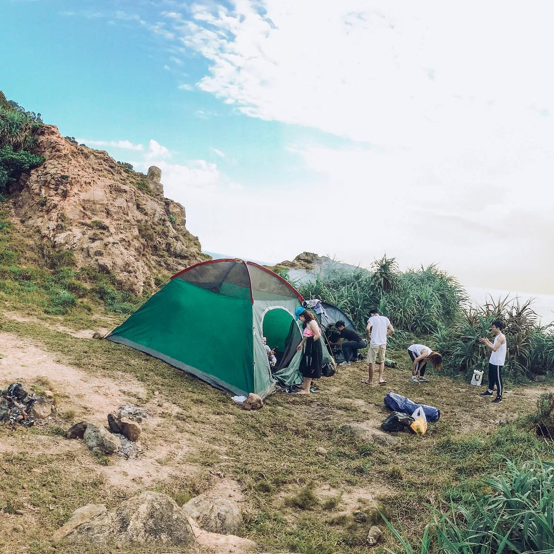 Mũi Nghê với bãi cỏ xanh mướt nhìn thẳng ra biển là điểm lý tưởng để cắm trại qua đêm ở Đà Nẵng