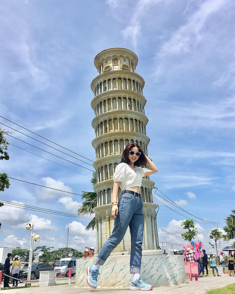Muốn chụp ảnh với tháp nghiêng Pisa, tháp Effiel và cả Kim Tự Tháp thì chỉ cần đến công viên Kỳ Quan là có hết nhé