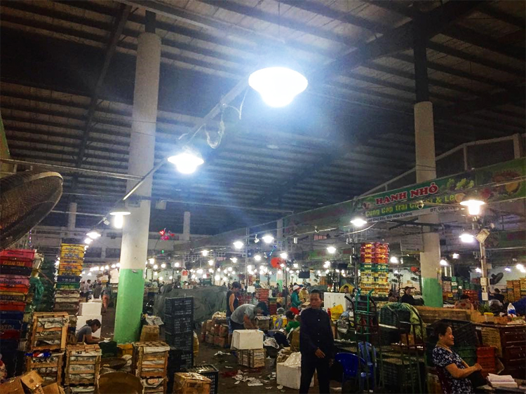 Chợ đầu mối Hòa Cường là nơi bạn có thể mua được rất nhiều món đồ đặc sản của Đà Nẵng với giá siêu rẻ