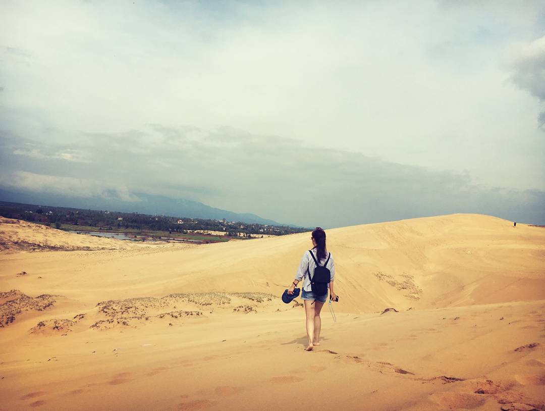 Tới cồn cát Quang Phú, bạn sẽ được thử trò trượt cát vô cùng lý thú và chụp ảnh bên những triền cát rộng mênh mông